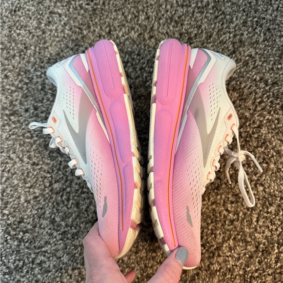Women’s Brooks 15 - Picture 2 of 5